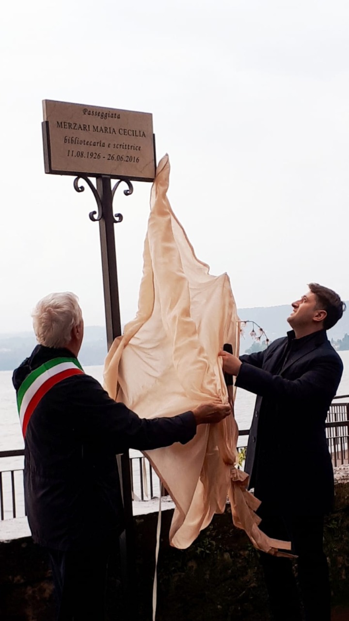 Inaugurata sul lungolago di Fasano del Garda la targa dedicata all’indimenticabile «Cocchina»
