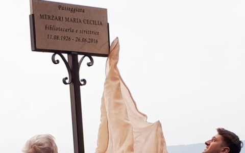Inaugurata sul lungolago di Fasano del Garda la targa dedicata all’indimenticabile «Cocchina»