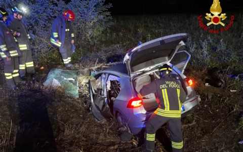 Incidente nella notte a Bagnolo Mella, auto fuori strada finisce contro un muretto