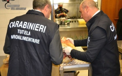 Irregolarità nel supermercato, i carabinieri sequestrano i prodotti, 44mila euro di sanzioni