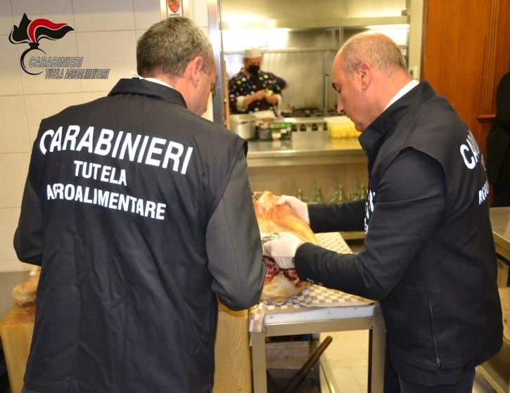 Irregolarità nel supermercato, i carabinieri sequestrano i prodotti, 44mila euro di sanzioni