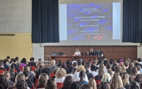 Istituto Olivieri Tartaglia: la Polizia di Stato incontra 700 studenti