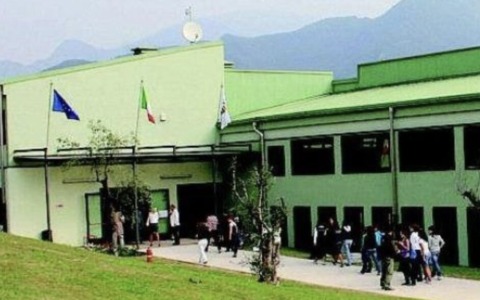 Liceo Enrico Fermi di Salò, scatta la polemica sulla circolare: “Stato intollerante e xenofobo”