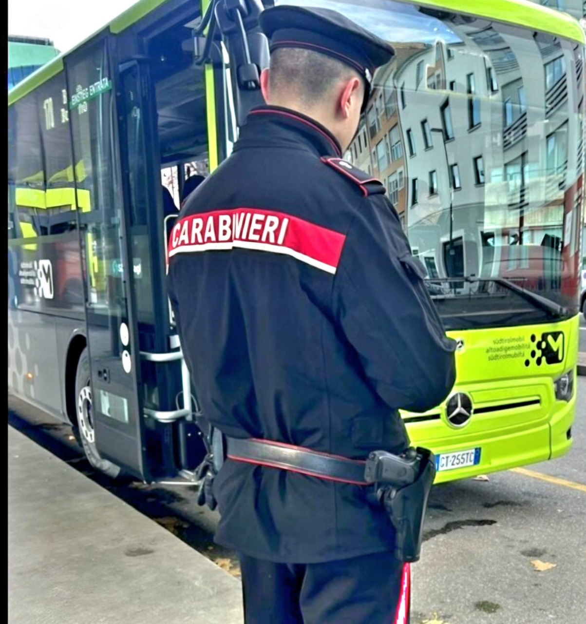 Minaccia con il coltello un passeggero del bus per denaro: denunciato 24enne