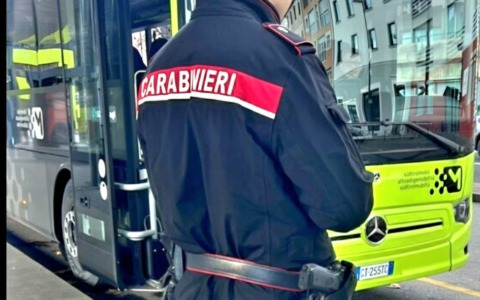 Minaccia con il coltello un passeggero del bus per denaro: denunciato 24enne