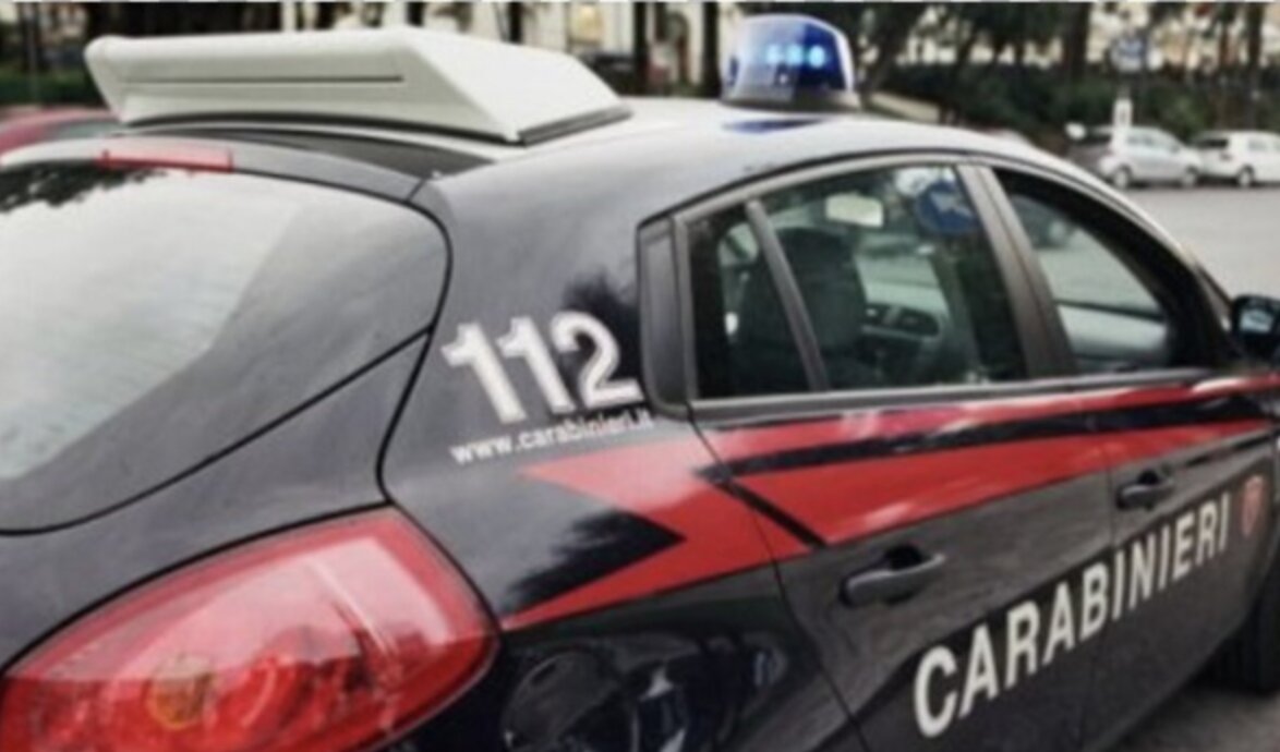 Con un coltello da cucina minaccia un uomo per farsi dare lo smartphone e fugge: arrestata