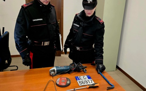 Monticelli Brusati: in due sullo scooter urtano un veicolo, passeggero trovato con arnesi da scasso