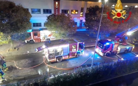 Montichiari: a fuoco cataste di pallet all’esterno di un’azienda