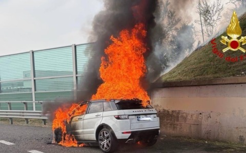 Palazzolo, veicolo in fiamme sulla A4, paura tra gli automobilisti