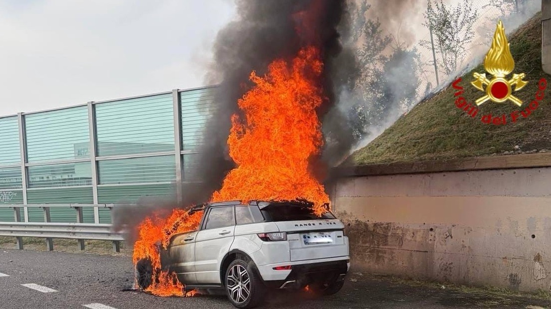 Palazzolo, veicolo in fiamme sulla A4, paura tra gli automobilisti