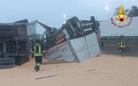Camion si ribalta in A4 tra Ponte Oglio e Palazzolo: autostrada chiusa e traffico bloccato