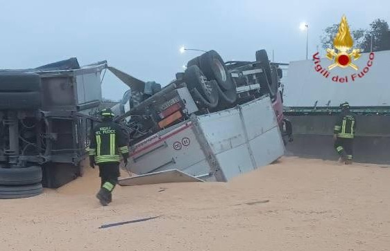 Camion si ribalta in A4 tra Ponte Oglio e Palazzolo: autostrada chiusa e traffico bloccato