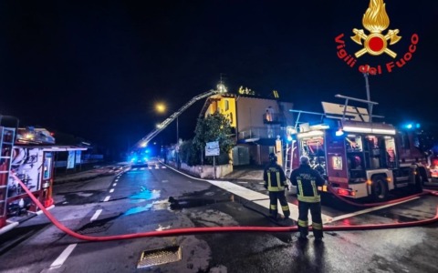 Prevalle: a fuoco il tetto di una bifamiliare, paura per una persona allettata