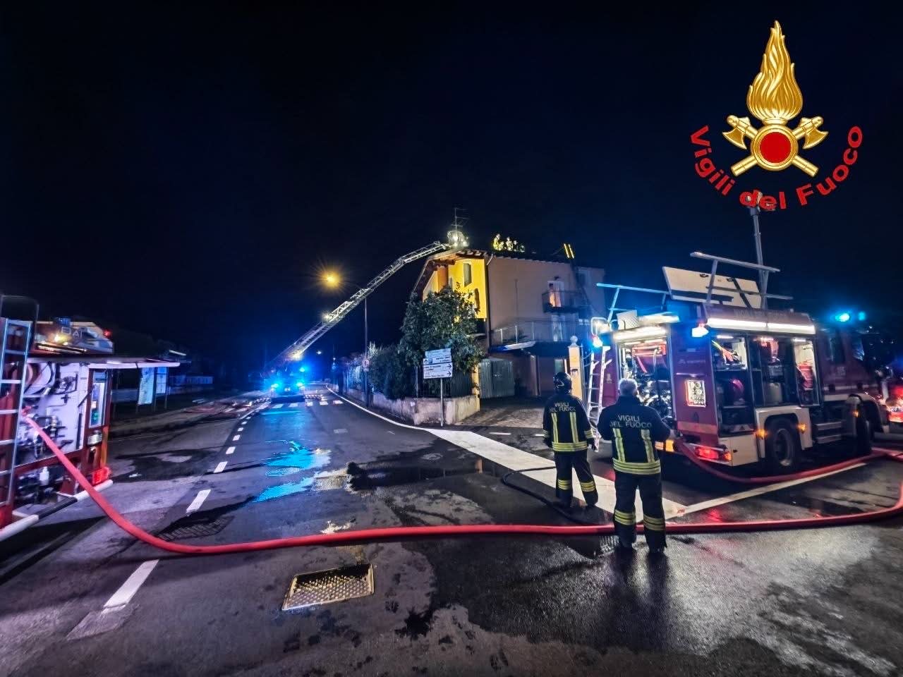 Prevalle: a fuoco il tetto di una bifamiliare, paura per una persona allettata