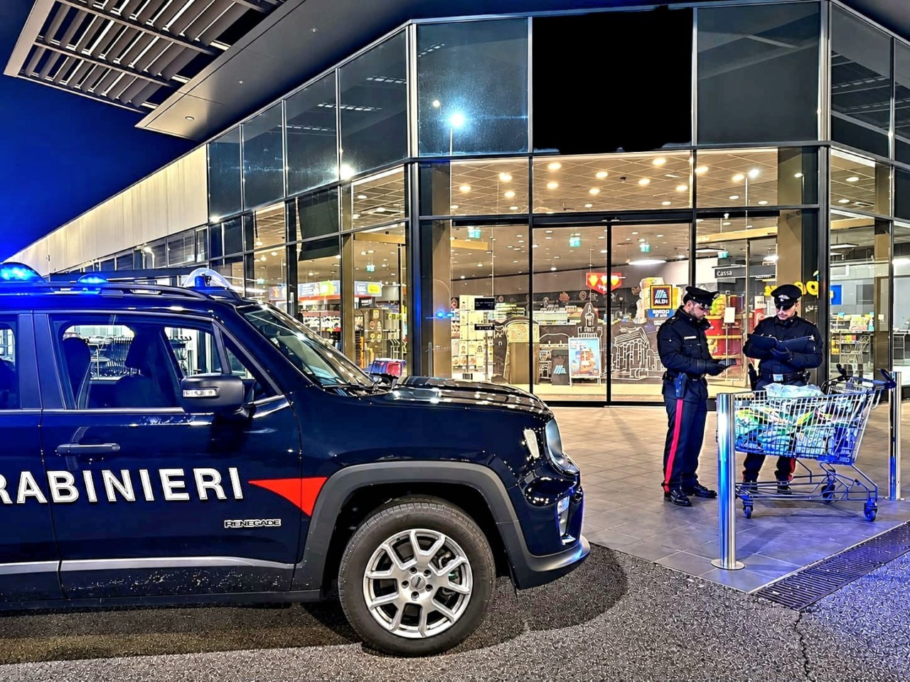 Riempie il carrello con la spesa e poi fugge senza pagare: due arresti