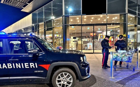 Riempie il carrello con la spesa e poi fugge senza pagare: due arresti