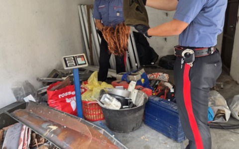 Ruba all’interno dell’azienda e investe i proprietari con il pick up: in manette un 54enne