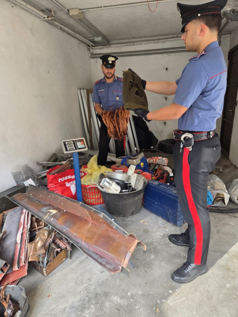 Ruba all’interno dell’azienda e investe i proprietari con il pick up: in manette un 54enne