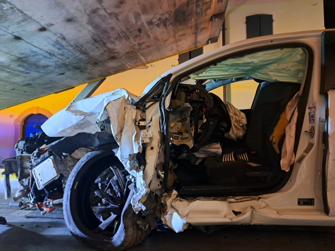 San Paolo, perde il controllo dell’auto e finisce contro una gelateria: grave una bimba di 3 anni