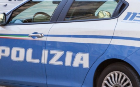 Scippa la borsa ad una donna nel parcheggio del supermercato, fermato da un agente fuori servizio