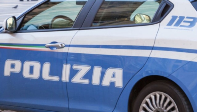 Scippa la borsa ad una donna nel parcheggio del supermercato, fermato da un agente fuori servizio