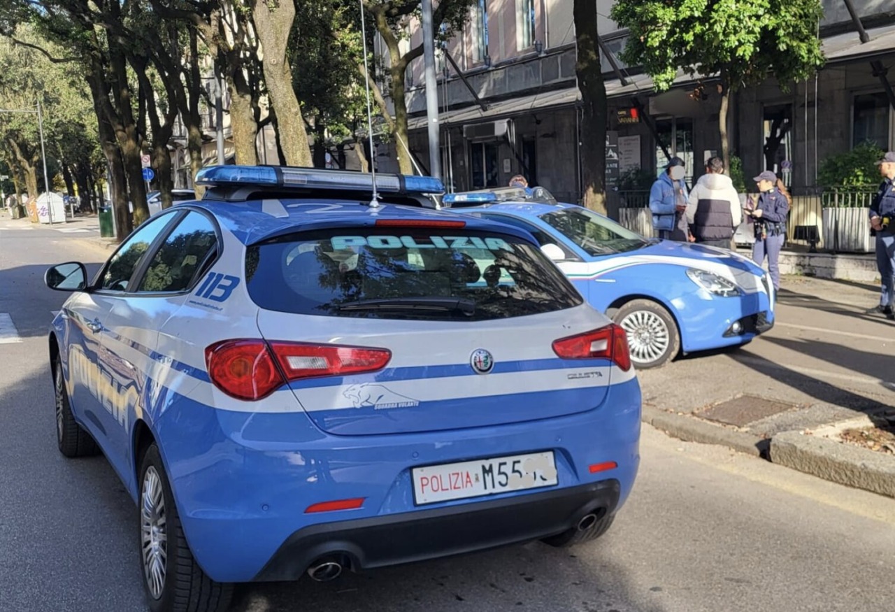 Spaccio, si aggira nel parcheggio di una stazione di servizio: 42enne trovato con hashish e marijuana