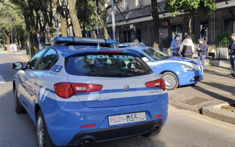 Spaccio, si aggira nel parcheggio di una stazione di servizio: 42enne trovato con hashish e marijuana