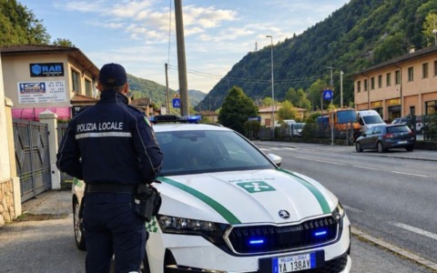 Valle Sabbia: fugge a forte velocità con un’auto rubata, trovata anche droga all’interno