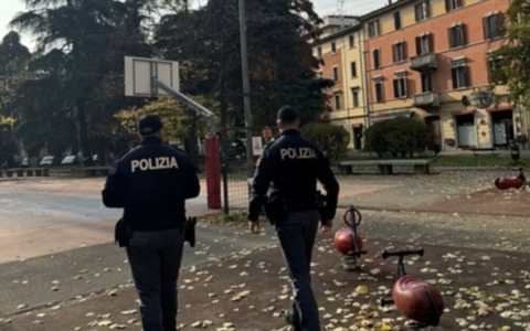 Vuole rubargli il borsello e tenta di colpirlo in testa con un coccio di bottiglia