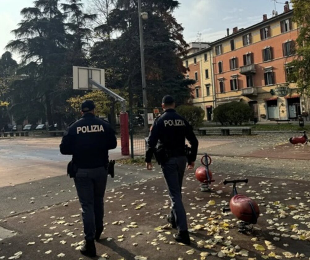 Vuole rubargli il borsello e tenta di colpirlo in testa con un coccio di bottiglia