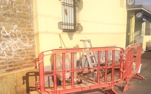 Furto nella notte al bar della stazione: rubati sigarette e Gratta e Vinci