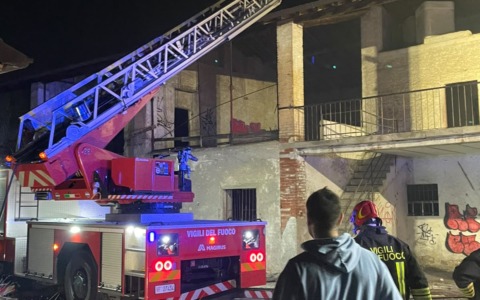 Principio di incendio in cascina: Vigili del fuoco sul posto con 5 mezzi