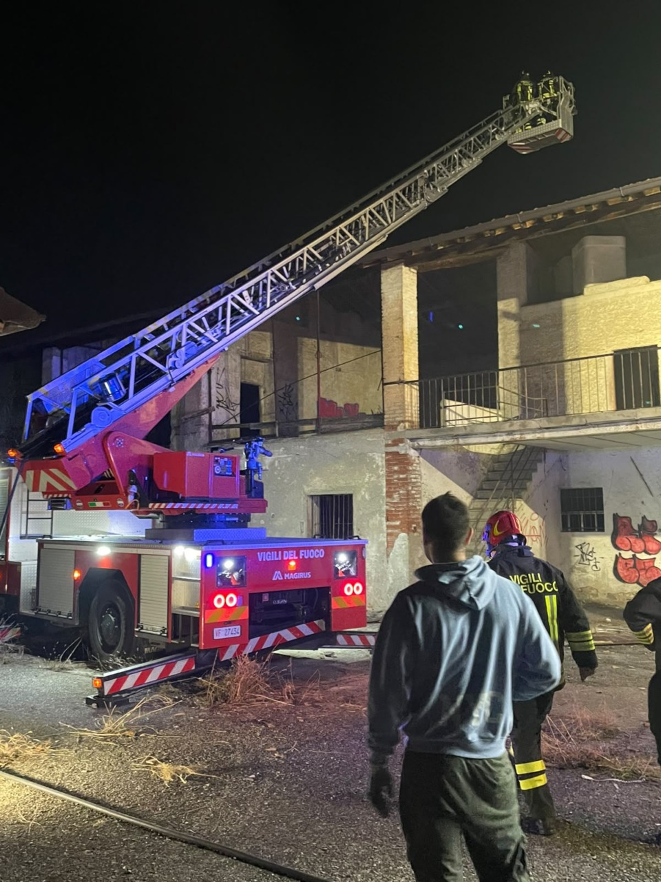 Principio di incendio in cascina: Vigili del fuoco sul posto con 5 mezzi