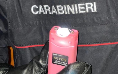 A scuola con un taser: intervengono i Carabinieri