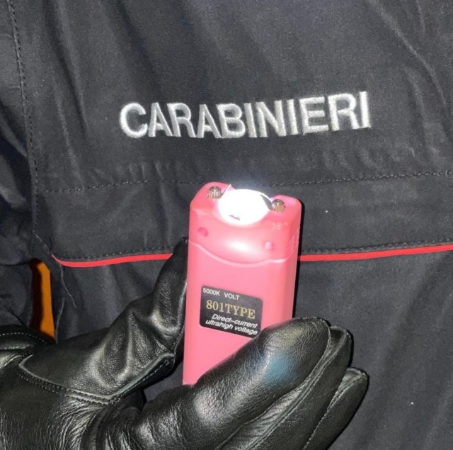 A scuola con un taser: intervengono i Carabinieri