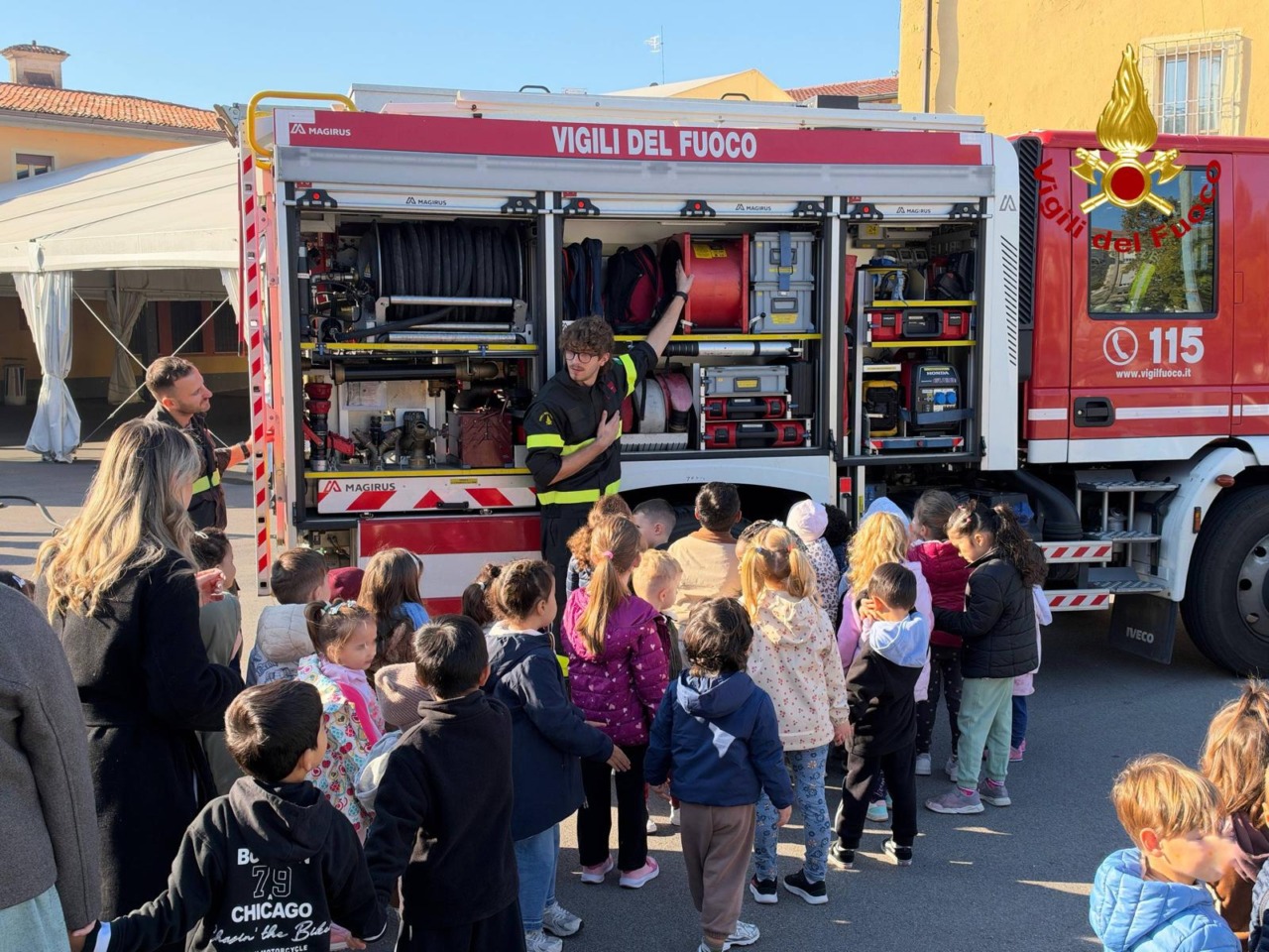 I Vigili del fuoco di Brescia in visita alla materna canossiana di Rovato