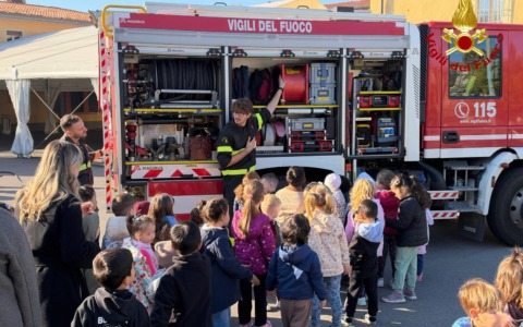 I Vigili del fuoco di Brescia in visita alla materna canossiana di Rovato