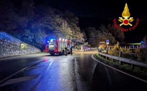 Auto sbanda e urta violentemente il guardrail