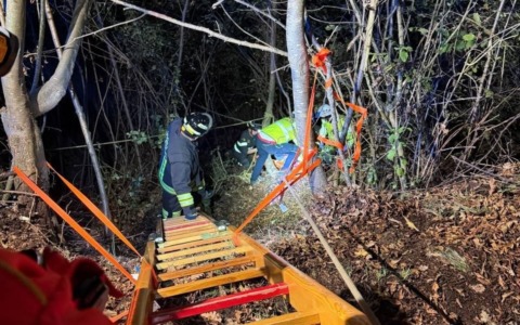 Motociclista cade in una scarpata per cinque metri